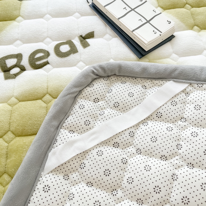 91家纺网 家纺一手货源 找家纺 2024新款牛奶绒床垫保暖床褥子夹棉加厚印花床护垫大床图 绿心熊