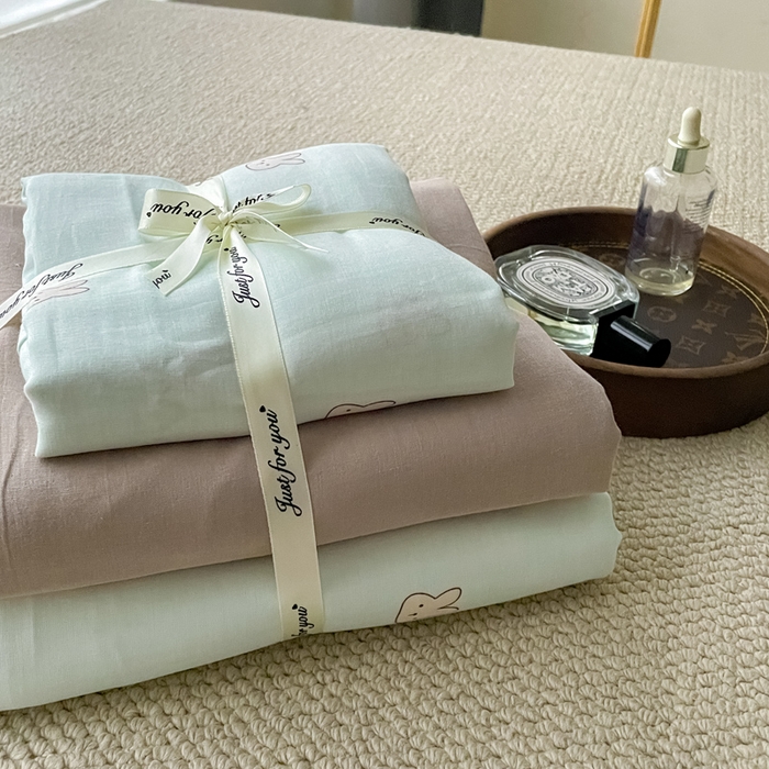 91家纺网 家纺一手货源 找家纺 一比一家纺 2025新款全棉母婴级抗菌有氧全棉双层纱亲肤全棉小清新印花三件套四件套 彼得兔