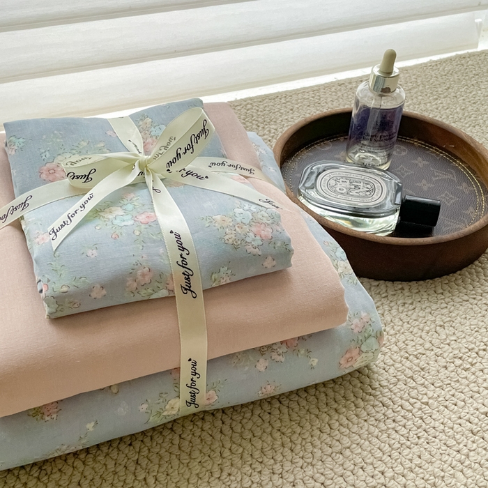 91家纺网 家纺一手货源 找家纺 一比一家纺 2025新款全棉母婴级抗菌有氧全棉双层纱亲肤全棉小清新印花三件套四件套 小苍兰