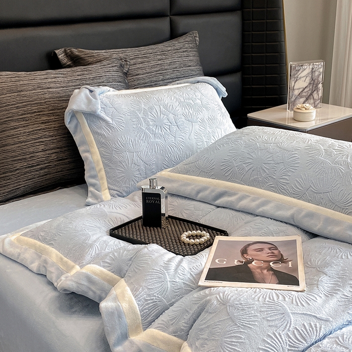 91家纺网 家纺一手货源 找家纺 2025新款秋冬AB版250克全消光立体雕花烂花牛奶绒双拼角四件套-璀璨烟花 璀璨烟花-浅天蓝