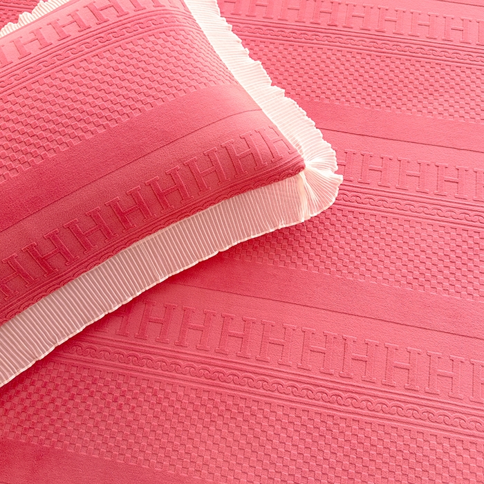 91家纺网 家纺一手货源 找家纺 冬然家纺 2024新款雕花绒榻榻米床盖玫瑰粉