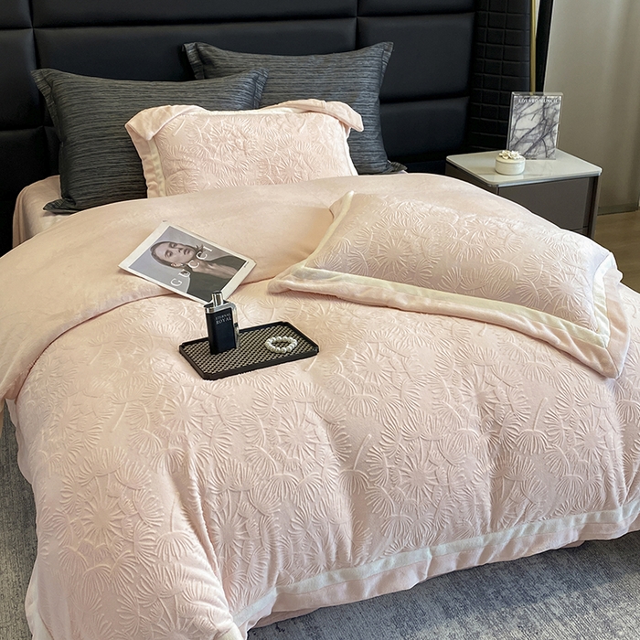 91家纺网 家纺一手货源 找家纺 2025新款秋冬AB版250克全消光立体雕花烂花牛奶绒双拼角四件套-璀璨烟花 璀璨烟花-白桃粉