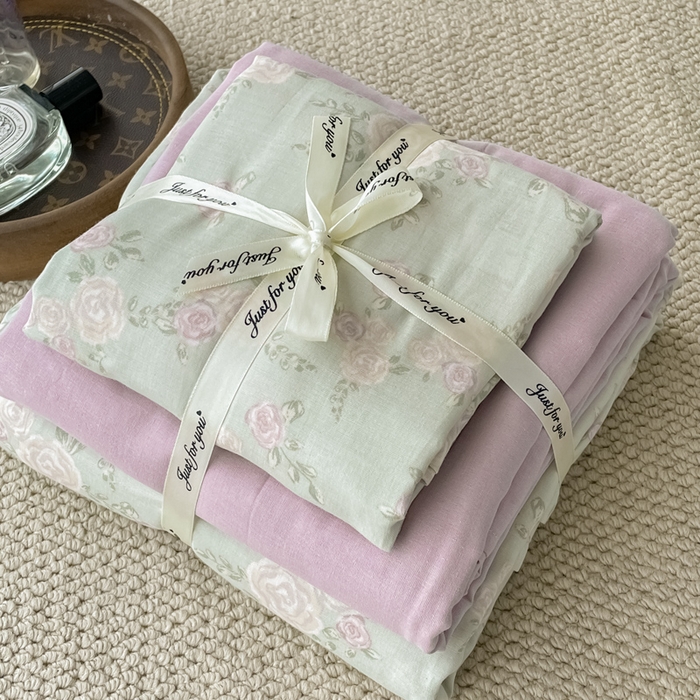 91家纺网 家纺一手货源 找家纺 一比一家纺 2025新款全棉母婴级抗菌有氧全棉双层纱亲肤全棉小清新印花三件套四件套 木槿-紫