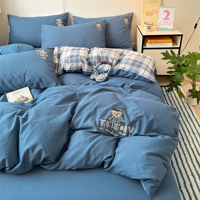 91家纺网 家纺一手货源 找家纺 优悦生活馆 2025新款全棉亲肤刺绣成人款四件套-小熊 小熊-宾利蓝