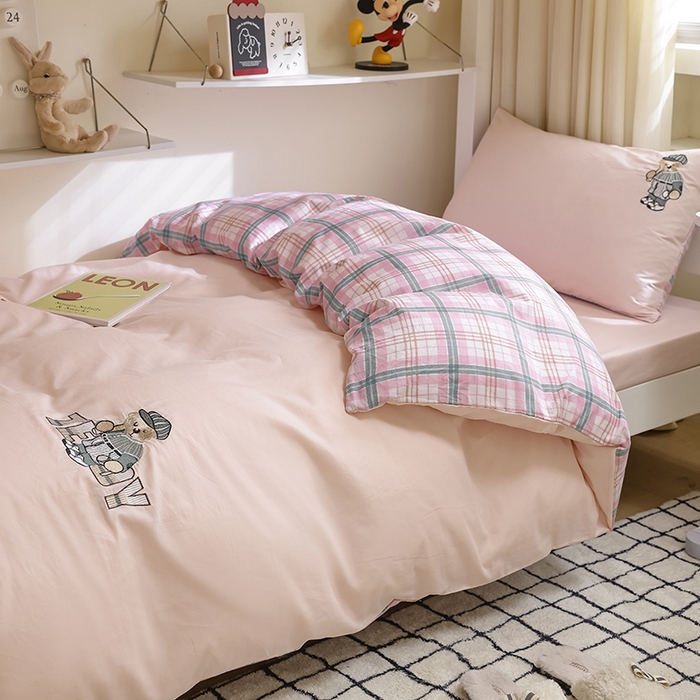 91家纺网 家纺一手货源 找家纺 优悦生活馆 2025新款全棉刺绣亲肤学生款套件-小熊 小熊-粉