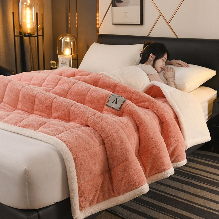 91家纺网 家纺一手货源 找家纺 恋绒家纺 2025新款加厚三层毛毯被牛奶绒复合毯子夹棉盖毯午睡毯子法莱绒毛毯 （亲肤绒-）-橘色