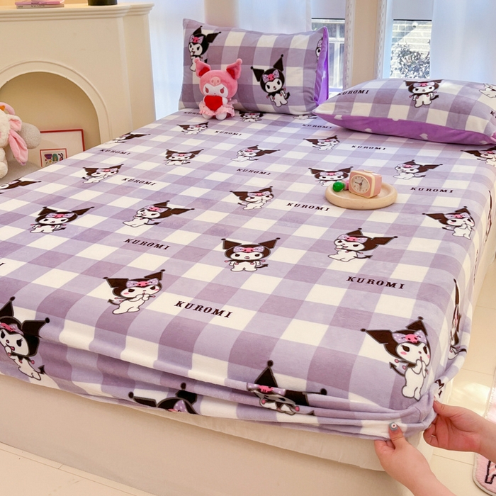 91家纺网 家纺一手货源 找家纺 博雅 2024新款三丽鸥牛奶绒小版床笠系列 牛奶绒小版-格子库洛米