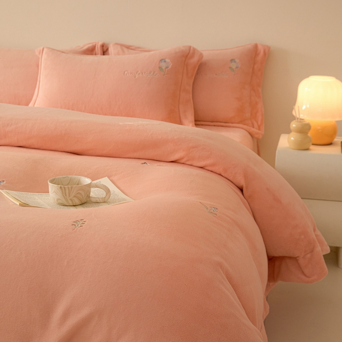 91家纺网 家纺一手货源 找家纺 新方向 2025新款全消光A类刺绣牛奶绒四件套-悦动 悦动-桃玉