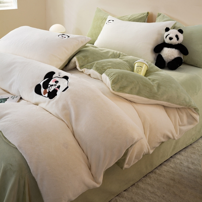 91家纺网 家纺一手货源 找家纺 沐晴家纺 2024新品秋冬加厚牛奶绒纯色简约绣花卡通四件套 熊猫（白+草绿）