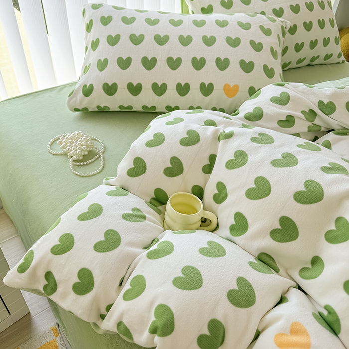 91家纺网 家纺一手货源 找家纺 觅妮家纺 2025新款全消光200g高克重秋冬加厚印花牛奶绒单被套 爱心绿