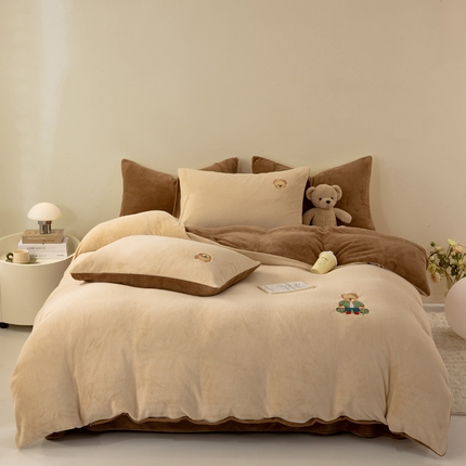 沐晴家纺 2024新品秋冬加厚牛奶绒纯色简约绣花卡通四件套 滑板熊（米黄+深咖）
