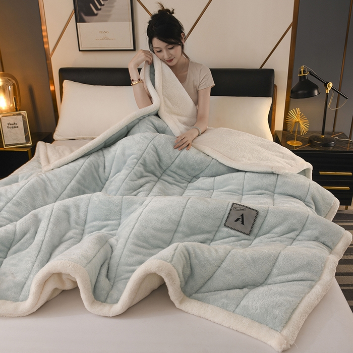 91家纺网 家纺一手货源 找家纺 恋绒家纺 2025新款加厚三层毛毯被牛奶绒复合毯子夹棉盖毯午睡毯子法莱绒毛毯 （亲肤绒-）-天空蓝