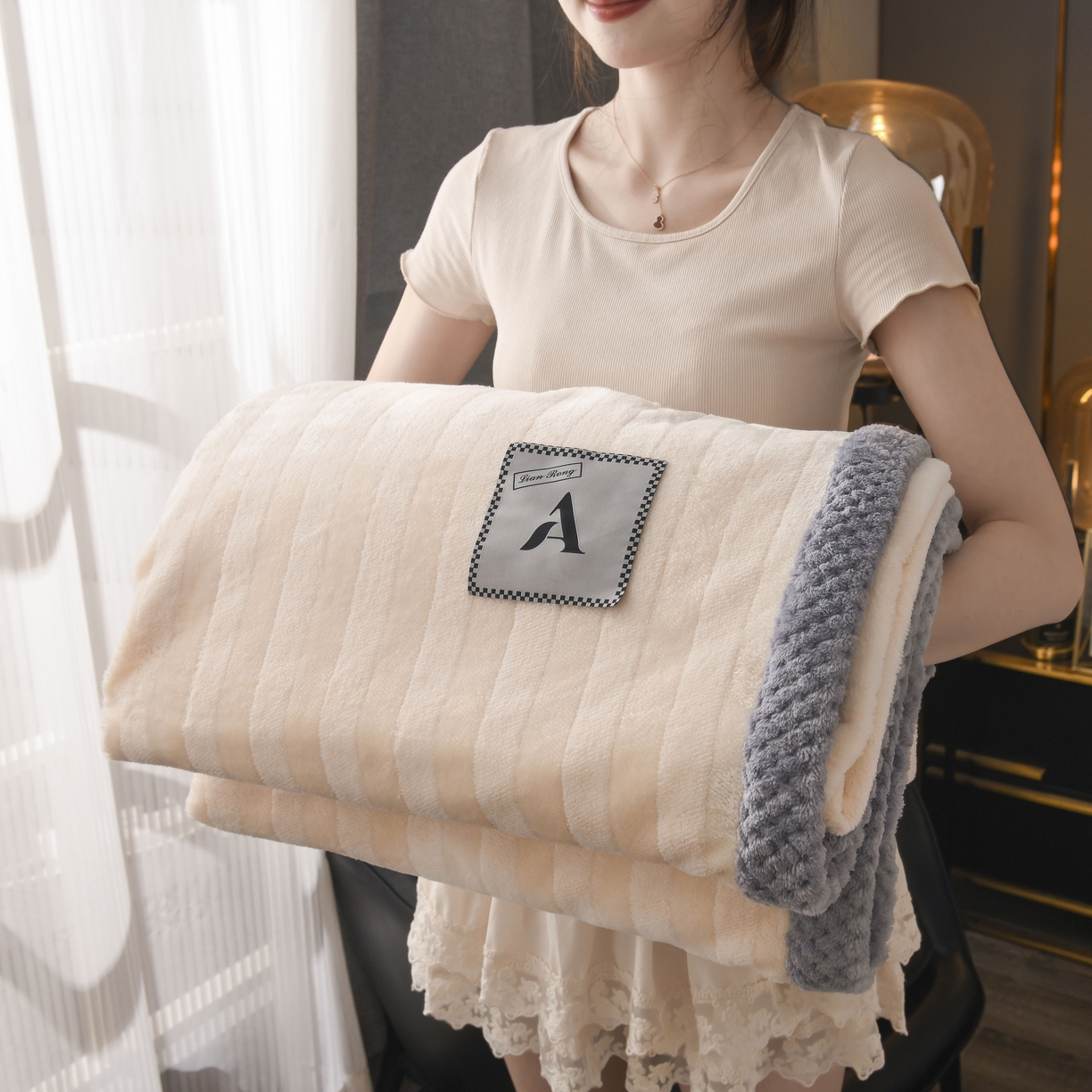 91家纺网 家纺一手货源 找家纺 恋绒家纺 2025新款双面绒休闲毛毯多功能毛毯牛奶绒毯子法莱绒盖毯 彩贝绒-米白