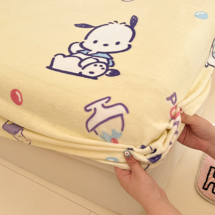 91家纺网 家纺一手货源 找家纺 博雅 2024新款三丽鸥牛奶绒小版床笠系列 牛奶绒小版-冰淇淋帕恰狗