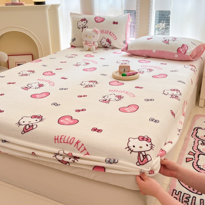 91家纺网 家纺一手货源 找家纺 博雅 2024新款三丽鸥牛奶绒小版床笠系列 牛奶绒小版-爱心KT猫