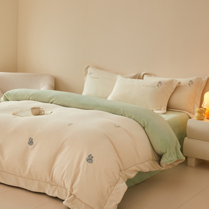 91家纺网 家纺一手货源 找家纺 新方向 2025新款全消光A类刺绣牛奶绒四件套-悦动 悦动-奶油白