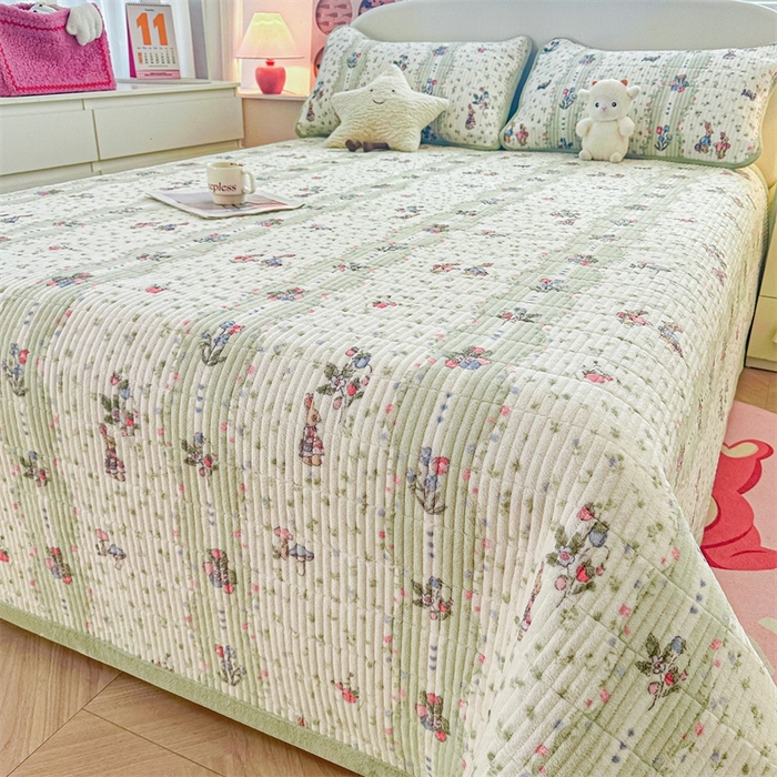 91家纺网 家纺一手货源 找家纺 梵朴 2024新款牛奶绒直角包边床盖 花开花兔-绿