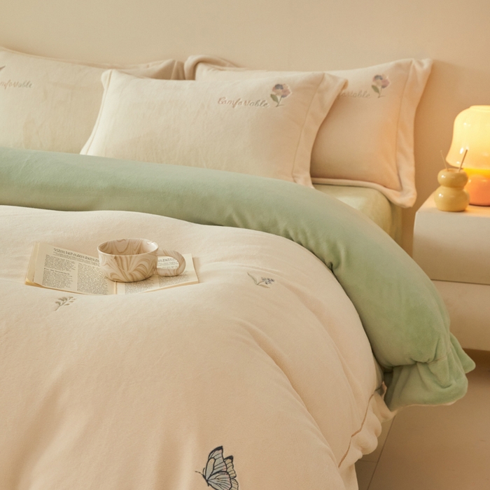 91家纺网 家纺一手货源 找家纺 新方向 2025新款全消光A类刺绣牛奶绒四件套-悦动 悦动-奶油白