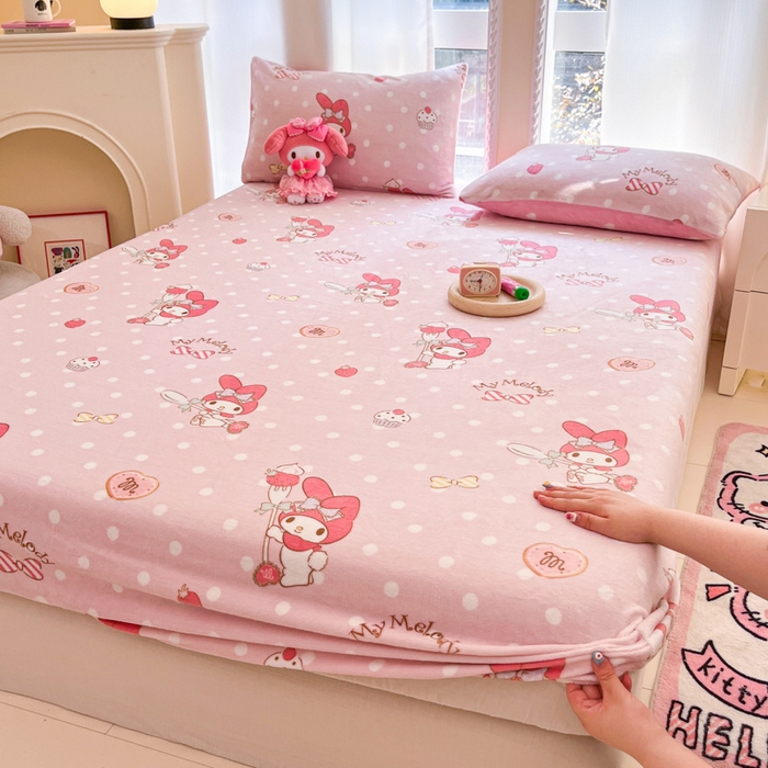 91家纺网 家纺一手货源 找家纺 博雅 2024新款三丽鸥牛奶绒小版床笠系列 牛奶绒小版-奶油美乐蒂