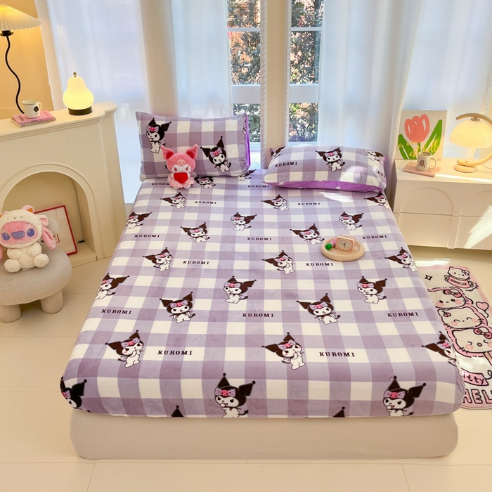 91家纺网 家纺一手货源 找家纺 博雅 2024新款三丽鸥牛奶绒小版床笠系列 牛奶绒小版-格子库洛米