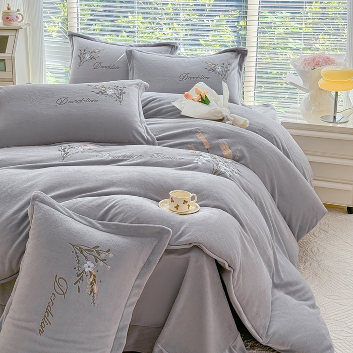 91家纺网 家纺一手货源 找家纺 金米诺 2024新款绣花牛奶绒四件套 麦穗-银灰