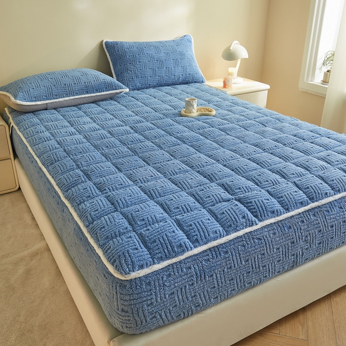 91家纺网 家纺一手货源 找家纺 卡伦家纺 2025新款塔芙绒方格纹加厚保暖夹棉床笠 格纹宝蓝