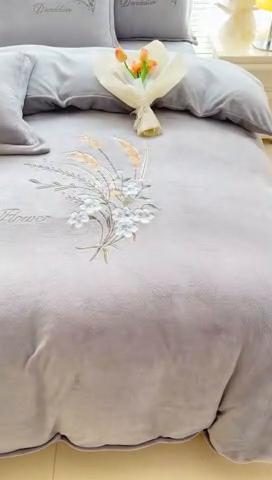 91家纺网 家纺一手货源 找家纺 金米诺 2024新款绣花牛奶绒四件套 麦穗-银灰