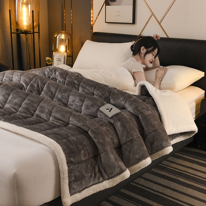 91家纺网 家纺一手货源 找家纺 恋绒家纺 2025新款加厚三层毛毯被牛奶绒复合毯子夹棉盖毯午睡毯子法莱绒毛毯 （亲肤绒-）-深灰