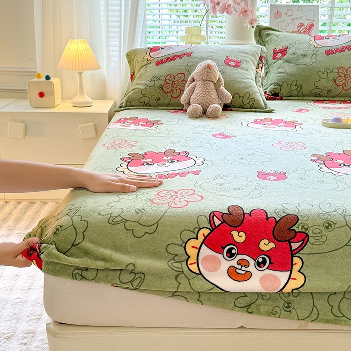 91家纺网 家纺一手货源 找家纺 妖妖家纺 2024新款200克牛奶绒单床笠 开心龙龙