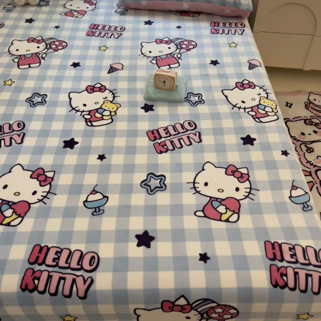 91家纺网 家纺一手货源 找家纺 博雅 2024新款三丽鸥牛奶绒小版床笠系列 牛奶绒小版-幸运星KT猫