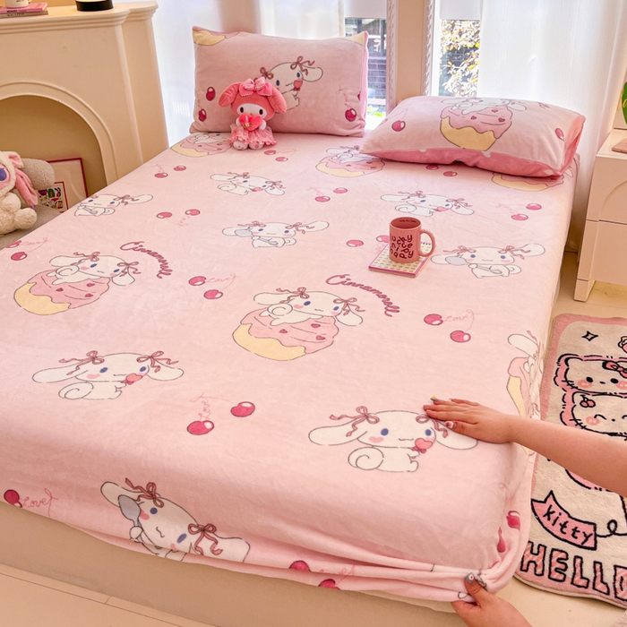 91家纺网 家纺一手货源 找家纺 博雅 2024新款三丽鸥牛奶绒小版床笠系列 牛奶绒小版-淘气玉桂狗