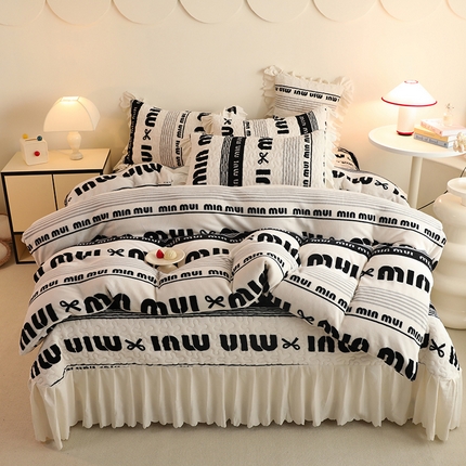 91家纺网 家纺一手货源 找家纺 （总）金盛皇朝家纺 2024秋冬新品高克重牛奶绒夹棉花边床盖系列