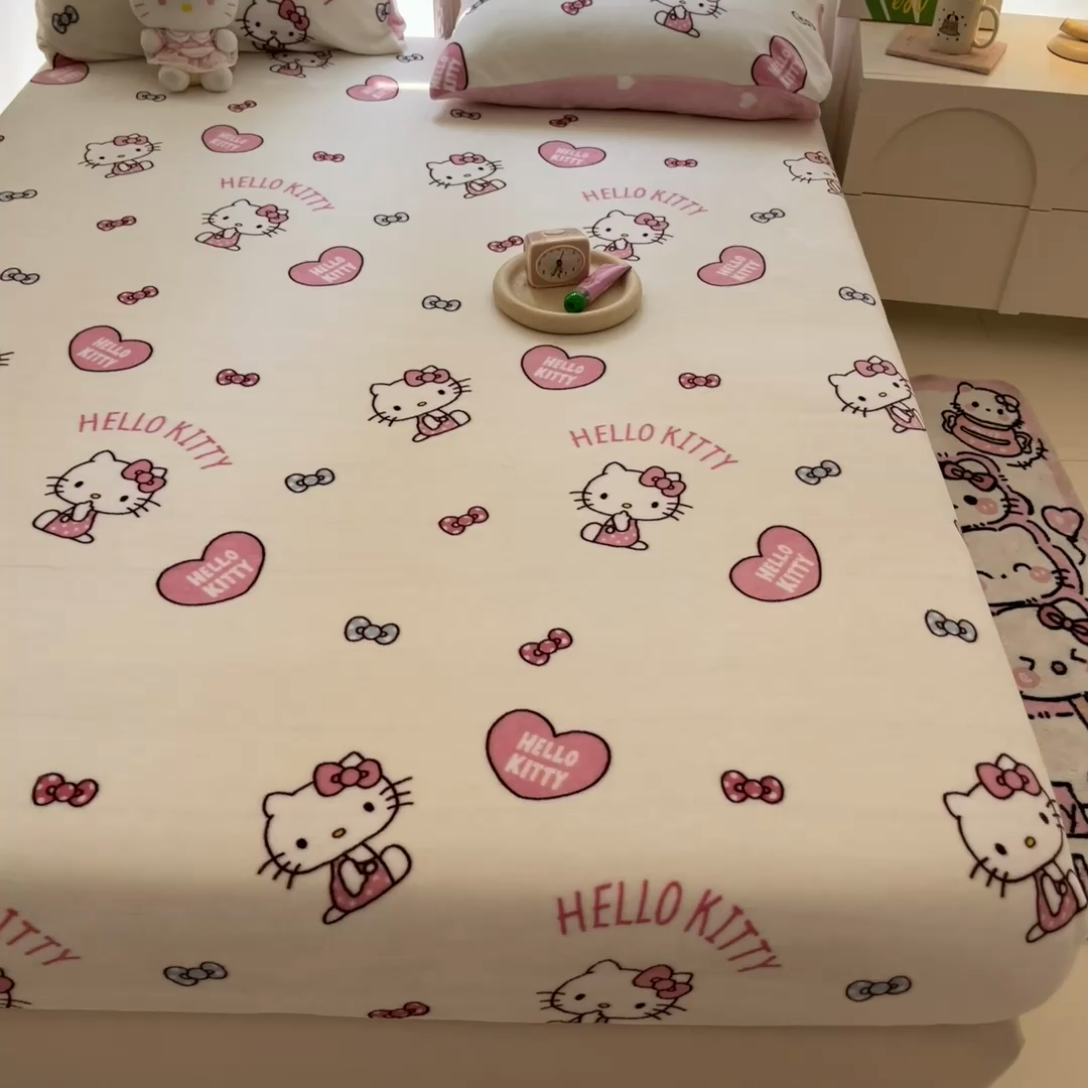 91家纺网 家纺一手货源 找家纺 博雅 2024新款三丽鸥牛奶绒小版床笠系列 牛奶绒小版-爱心KT猫