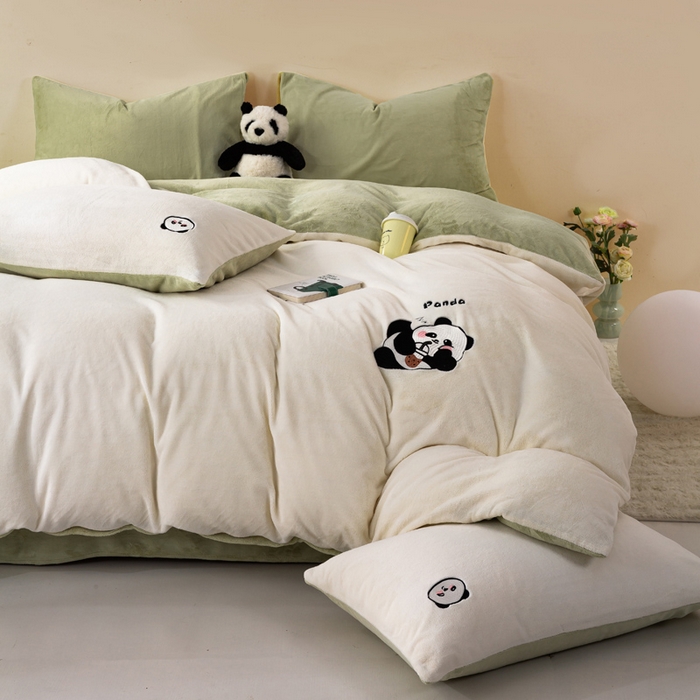 91家纺网 家纺一手货源 找家纺 沐晴家纺 2024新品秋冬加厚牛奶绒纯色简约绣花卡通四件套 熊猫（白+草绿）