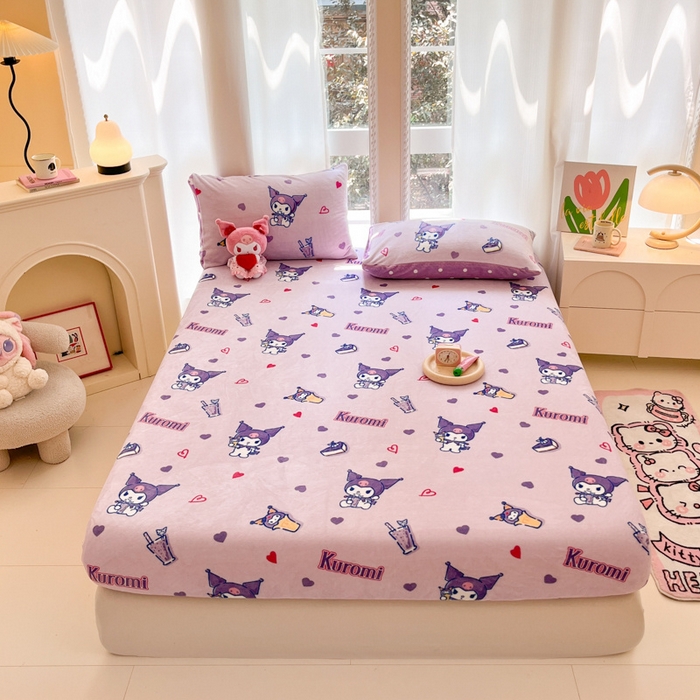 91家纺网 家纺一手货源 找家纺 博雅 2024新款三丽鸥牛奶绒小版床笠系列 牛奶绒小版-奶茶库洛米