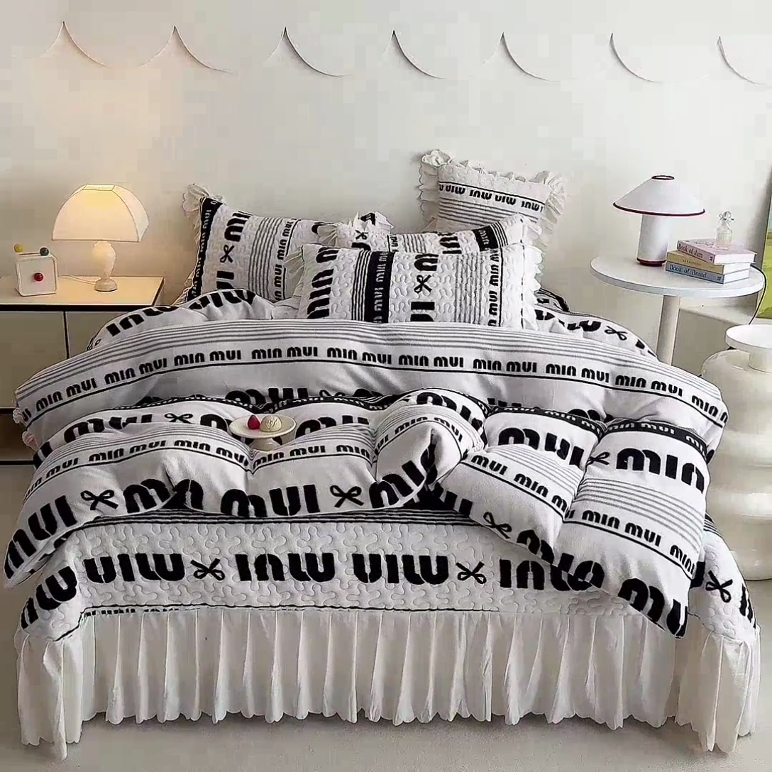 91家纺网 家纺一手货源 找家纺 （总）金盛皇朝家纺 2024秋冬新品高克重牛奶绒夹棉花边床盖系列