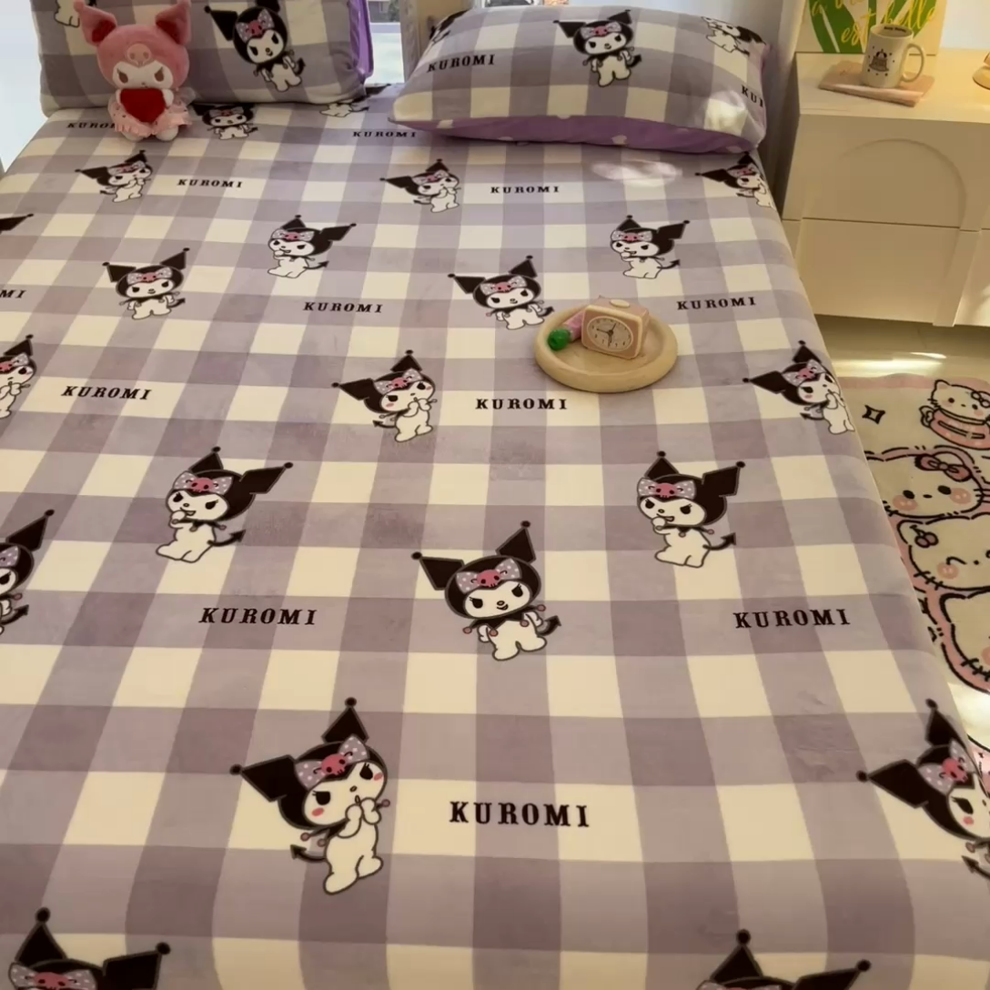 91家纺网 家纺一手货源 找家纺 博雅 2024新款三丽鸥牛奶绒小版床笠系列 牛奶绒小版-格子库洛米