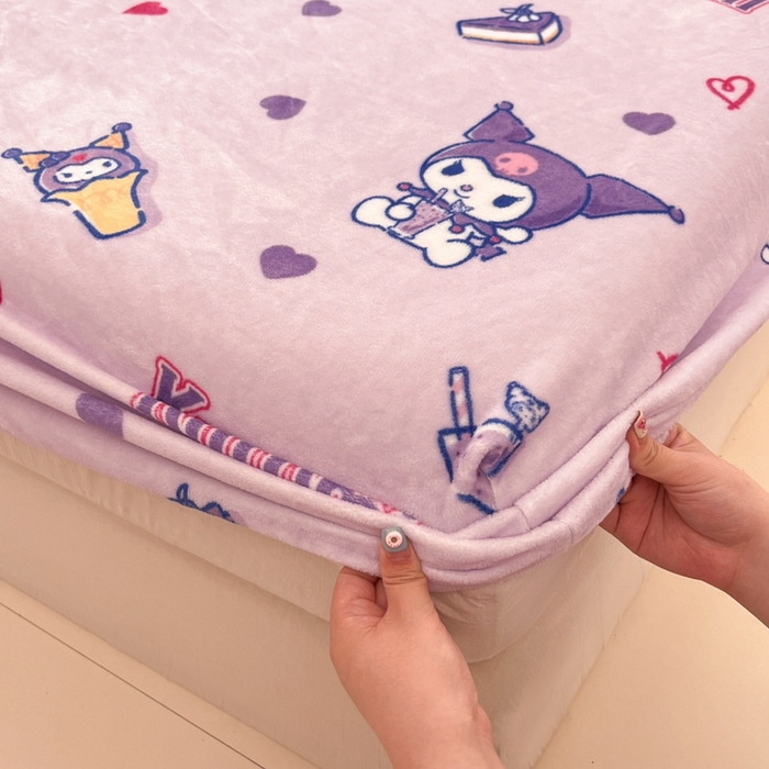 91家纺网 家纺一手货源 找家纺 博雅 2024新款三丽鸥牛奶绒小版床笠系列 牛奶绒小版-奶茶库洛米