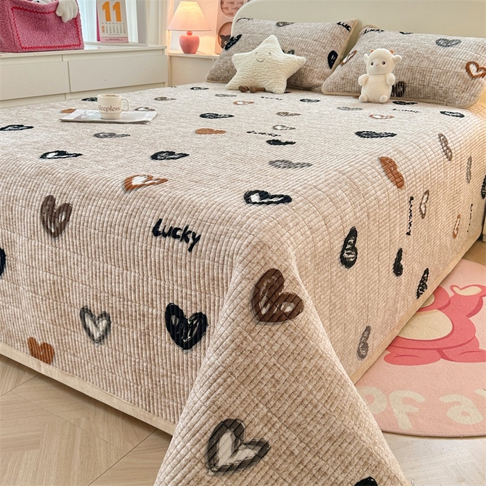 91家纺网 家纺一手货源 找家纺 梵朴 2024新款牛奶绒直角包边床盖 幸运心-咖