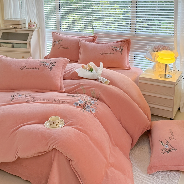 91家纺网 家纺一手货源 找家纺 金米诺 2024新款绣花牛奶绒四件套 麦穗-藕粉