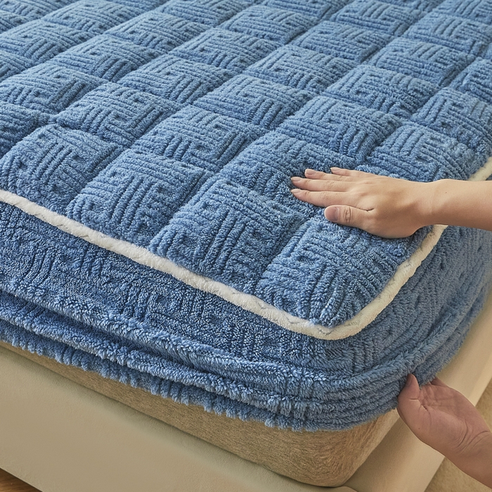 91家纺网 家纺一手货源 找家纺 卡伦家纺 2025新款塔芙绒方格纹加厚保暖夹棉床笠 格纹宝蓝