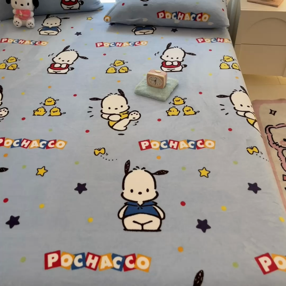 91家纺网 家纺一手货源 找家纺 博雅 2024新款三丽鸥牛奶绒小版床笠系列 牛奶绒小版-活力帕恰狗