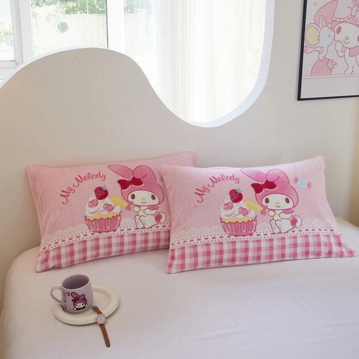 91家纺网 家纺一手货源 找家纺 蘭菲家纺 2024新款牛奶绒卡通三丽鸥单品枕套 生日快乐