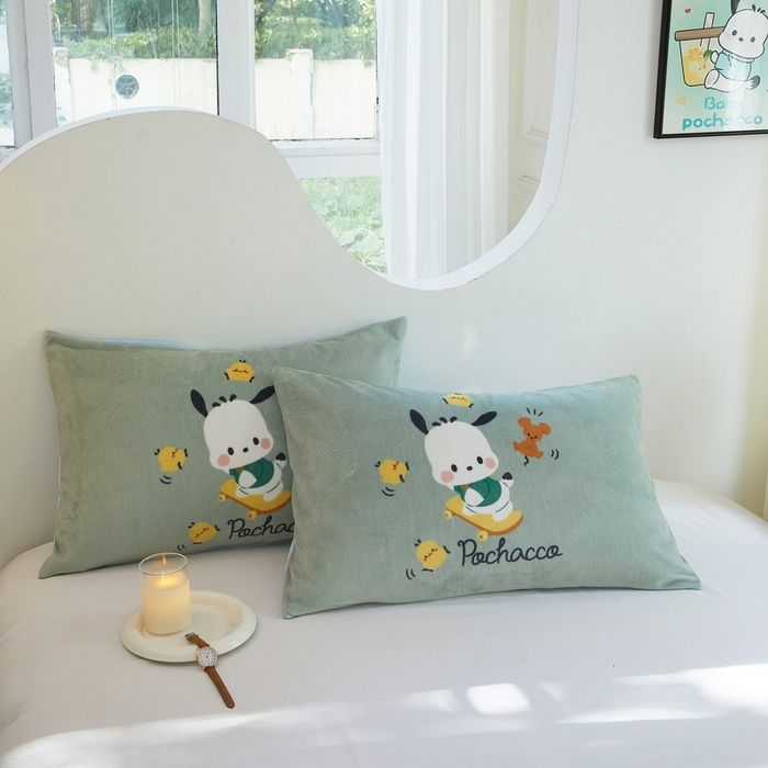 91家纺网 家纺一手货源 找家纺 蘭菲家纺 2024新款牛奶绒卡通三丽鸥单品枕套 滑板恰恰