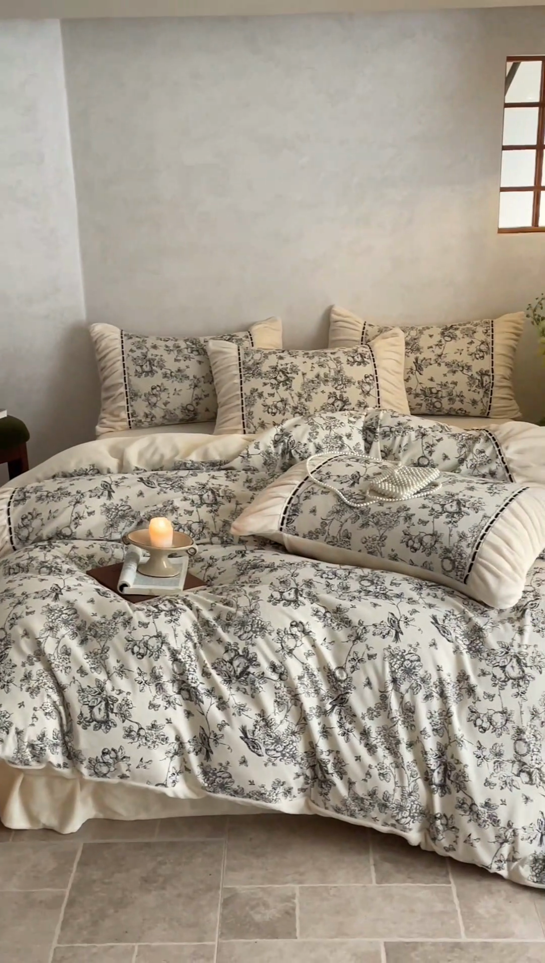 91家纺网 家纺一手货源 找家纺 一左一右 2024秋冬新款法式风复古印花褶皱花边保暖加厚高克重全消光牛奶绒四件套（提供买家秀） 奶油白