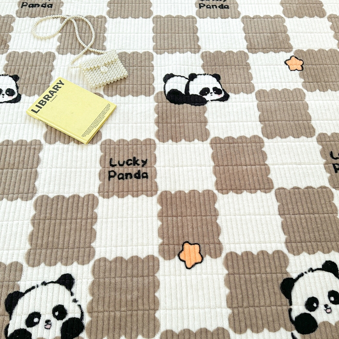 91家纺网 家纺一手货源 找家纺 梵朴 2024新款牛奶绒直角包边床盖 棋盘格熊猫