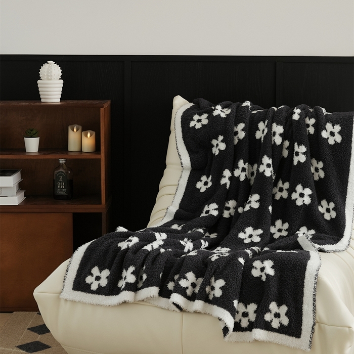 91家纺网 家纺一手货源 找家纺 暖绵绵家纺 2025新款半边绒清新甜美碎花多功能毯-普利朵 普利朵-碳灰色