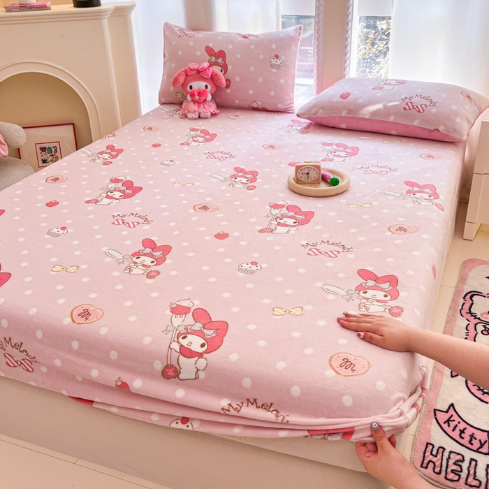 91家纺网 家纺一手货源 找家纺 博雅 2024新款三丽鸥牛奶绒小版床笠系列 牛奶绒小版-奶油美乐蒂