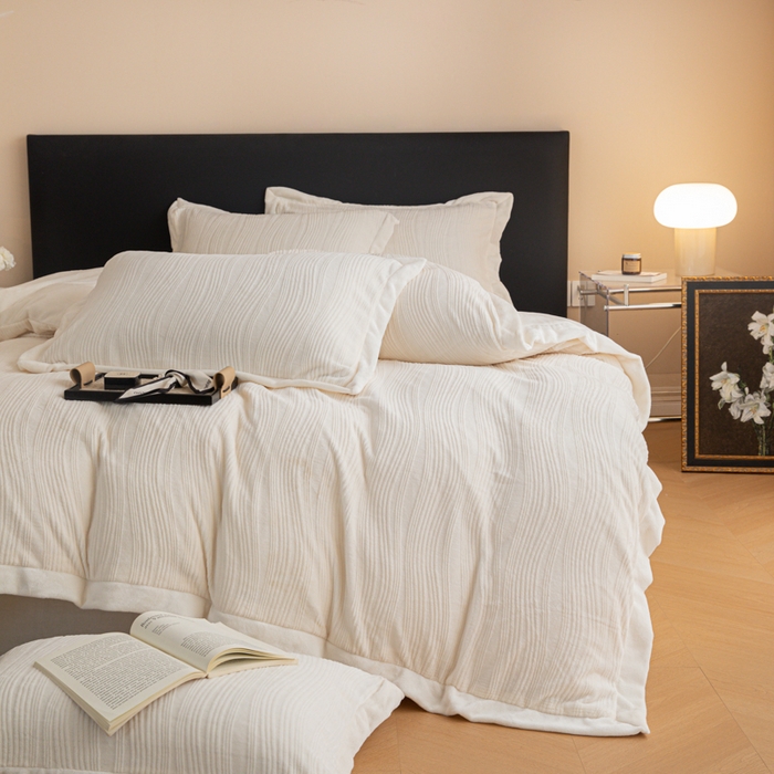 91家纺网 家纺一手货源 找家纺 简宜家居（朝初家纺） 2025新款宽边提花牛奶绒四件套 琉璃-奶白