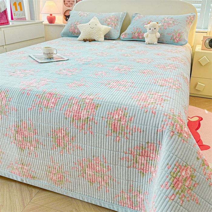 91家纺网 家纺一手货源 找家纺 梵朴 2024新款牛奶绒直角包边床盖 欧风花影-蓝